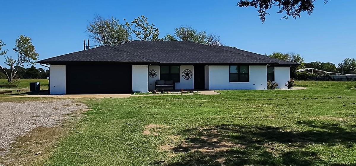 Modern 10 Acre Horse Ranch-Walk to Lake Ray Robert - Housity