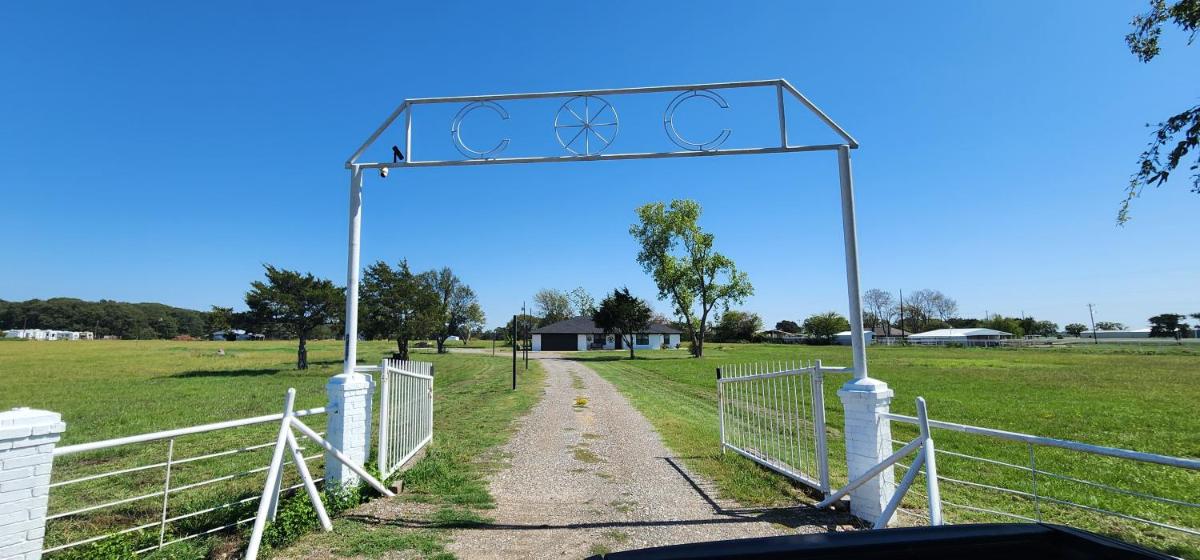 Modern 10 Acre Horse Ranch-Walk to Lake Ray Robert - Housity