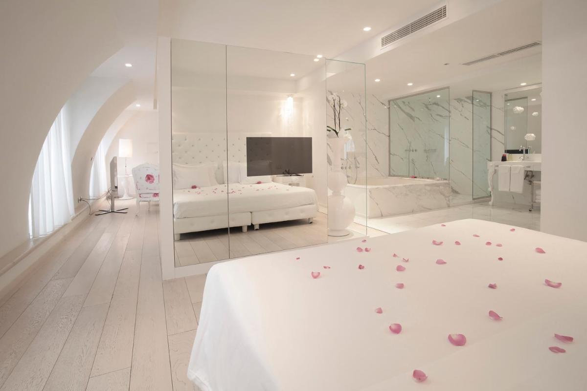 Un ou plusieurs lits dans un hébergement de l'établissement Boscolo Nice Hotel & Spa