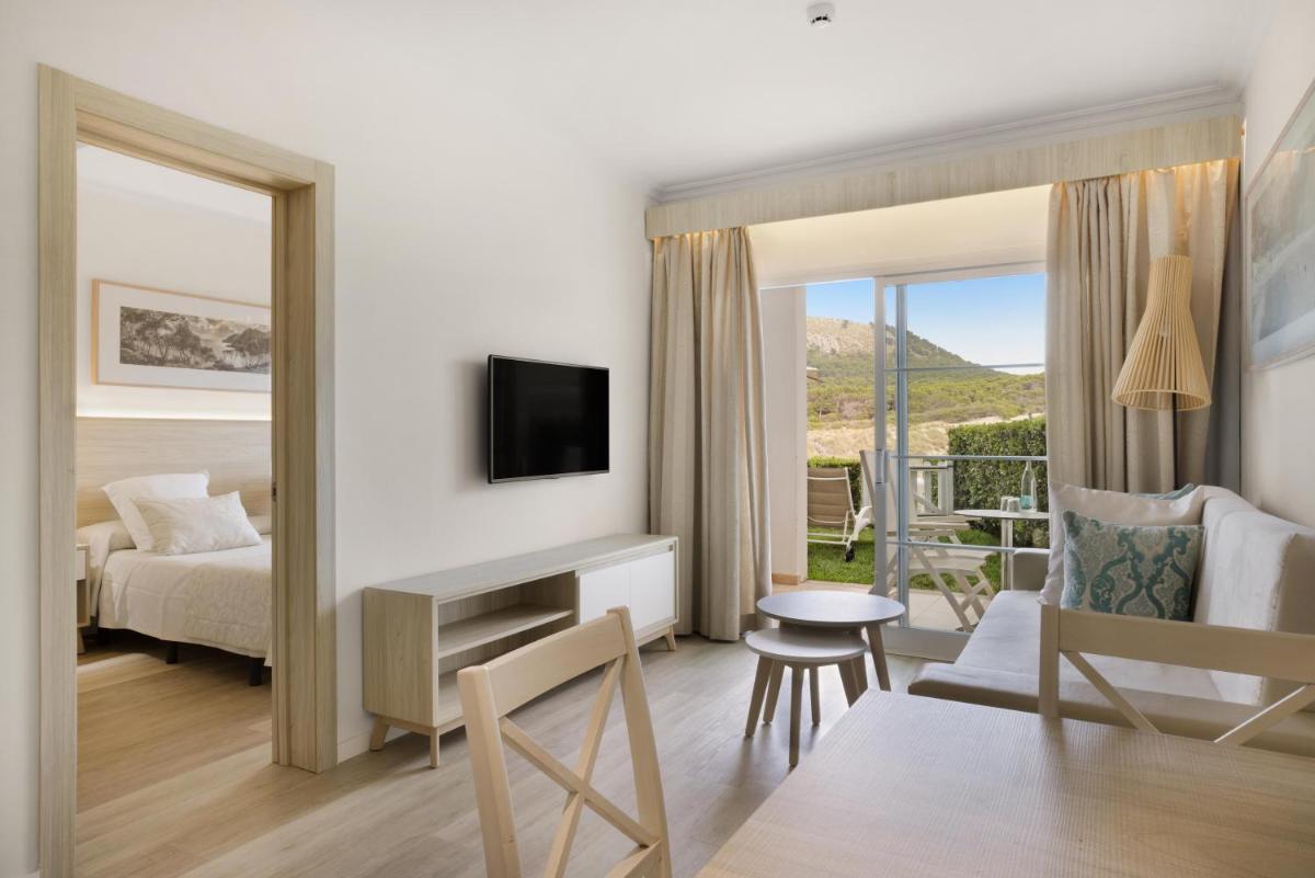 Una televisión o centro de entretenimiento en VIVA Cala Mesquida Resort & Spa