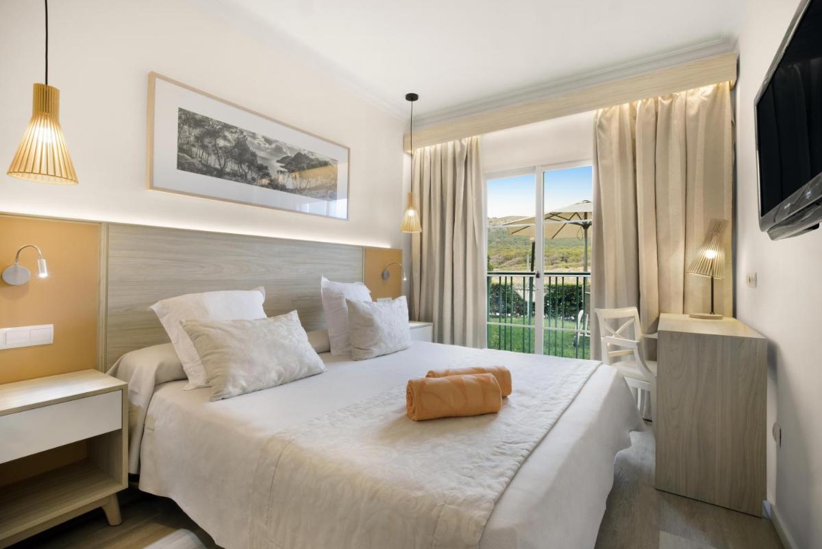 Cama o camas de una habitación en VIVA Cala Mesquida Resort & Spa