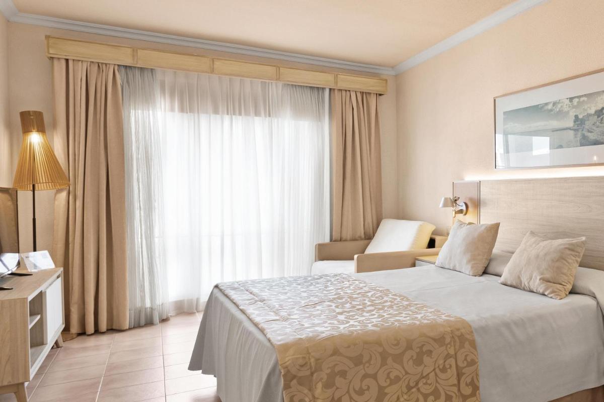 Cama o camas de una habitación en VIVA Cala Mesquida Resort & Spa