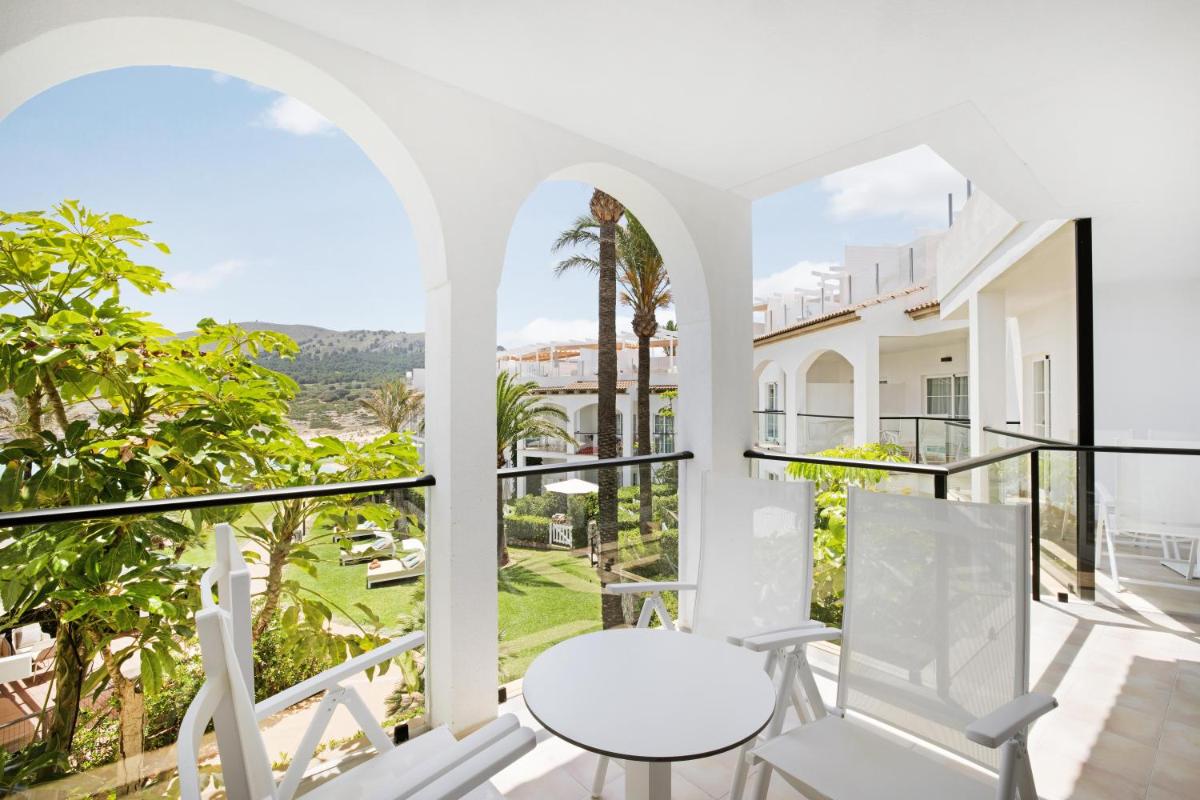 Un balcón o terraza de VIVA Cala Mesquida Resort & Spa