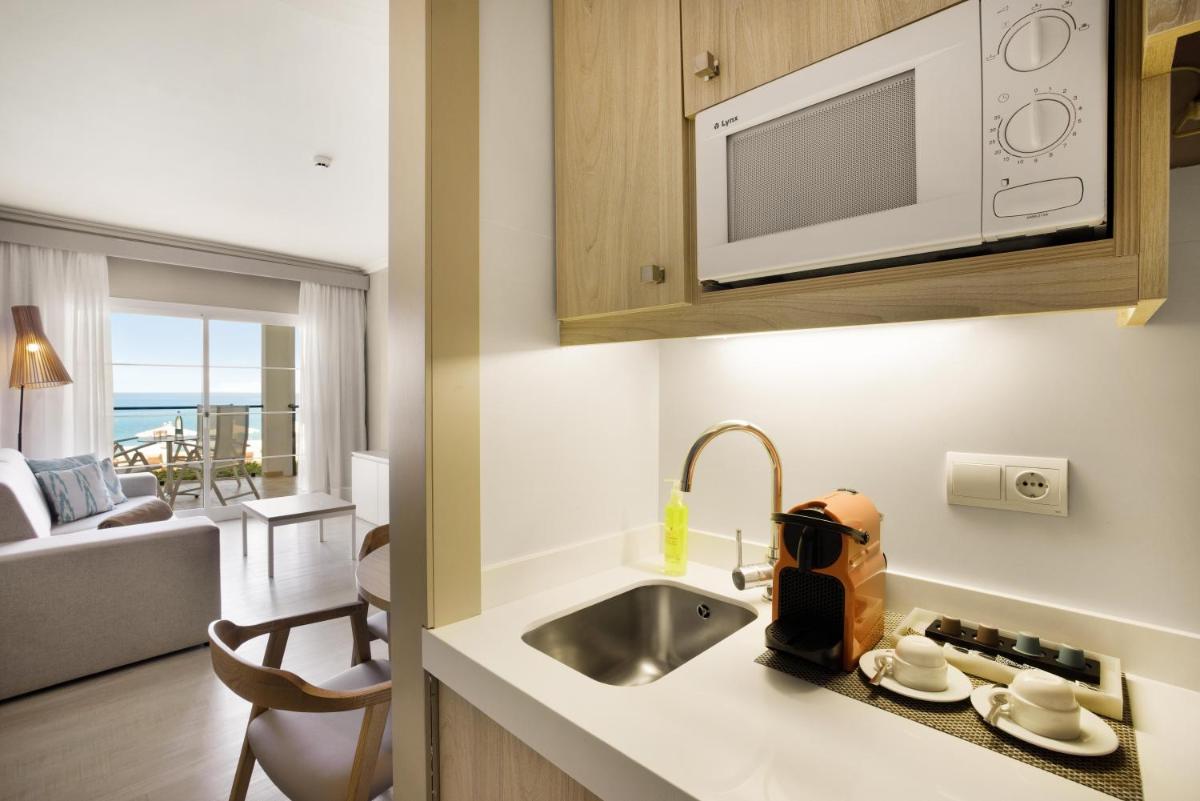 Una cocina o zona de cocina en VIVA Cala Mesquida Resort & Spa