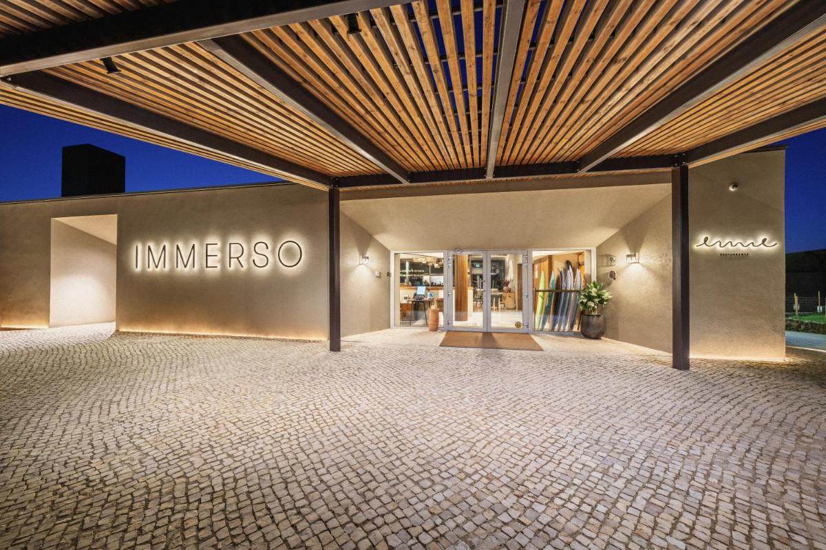 uma fachada de loja com uma placa na parede em Immerso Hotel, a Member of Design Hotels na Ericeira