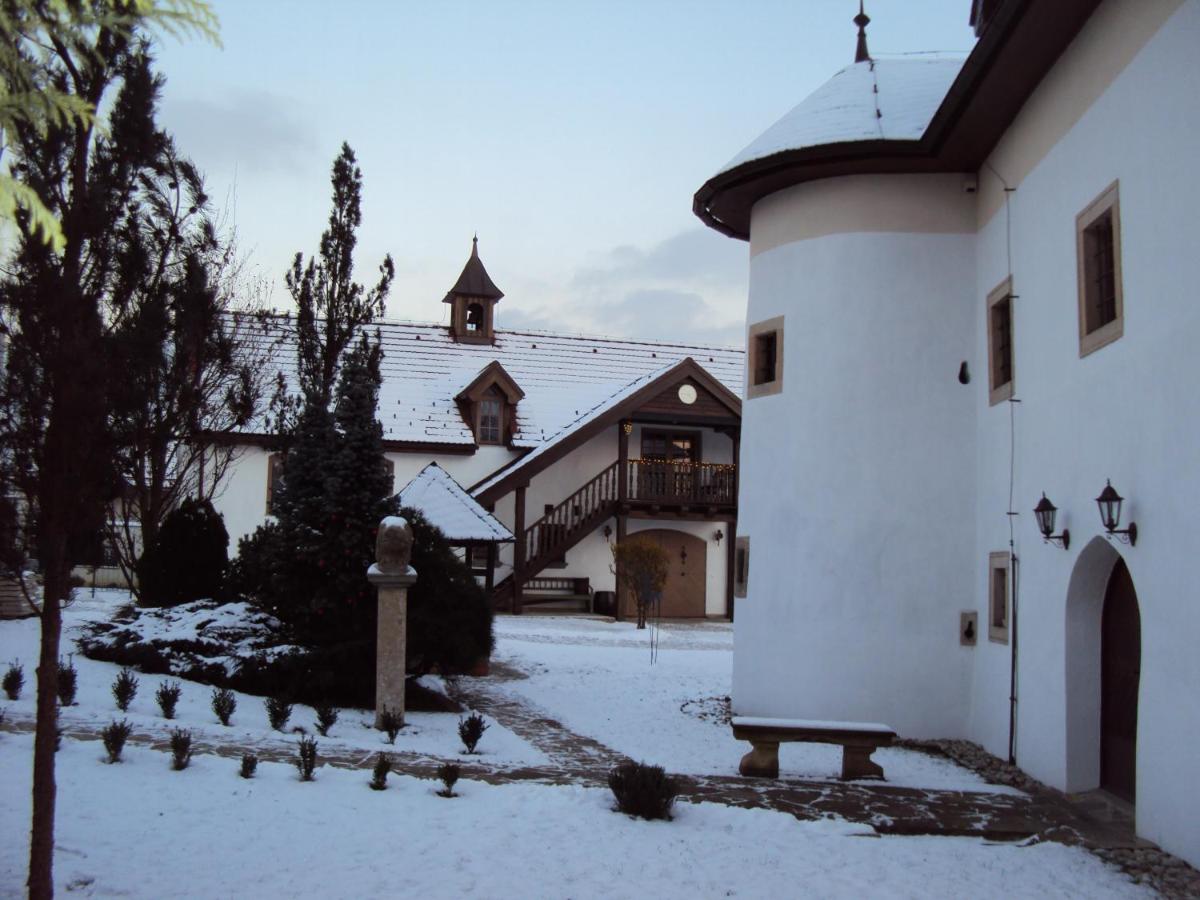 Castle Kaštieľ Kotešová - Housity