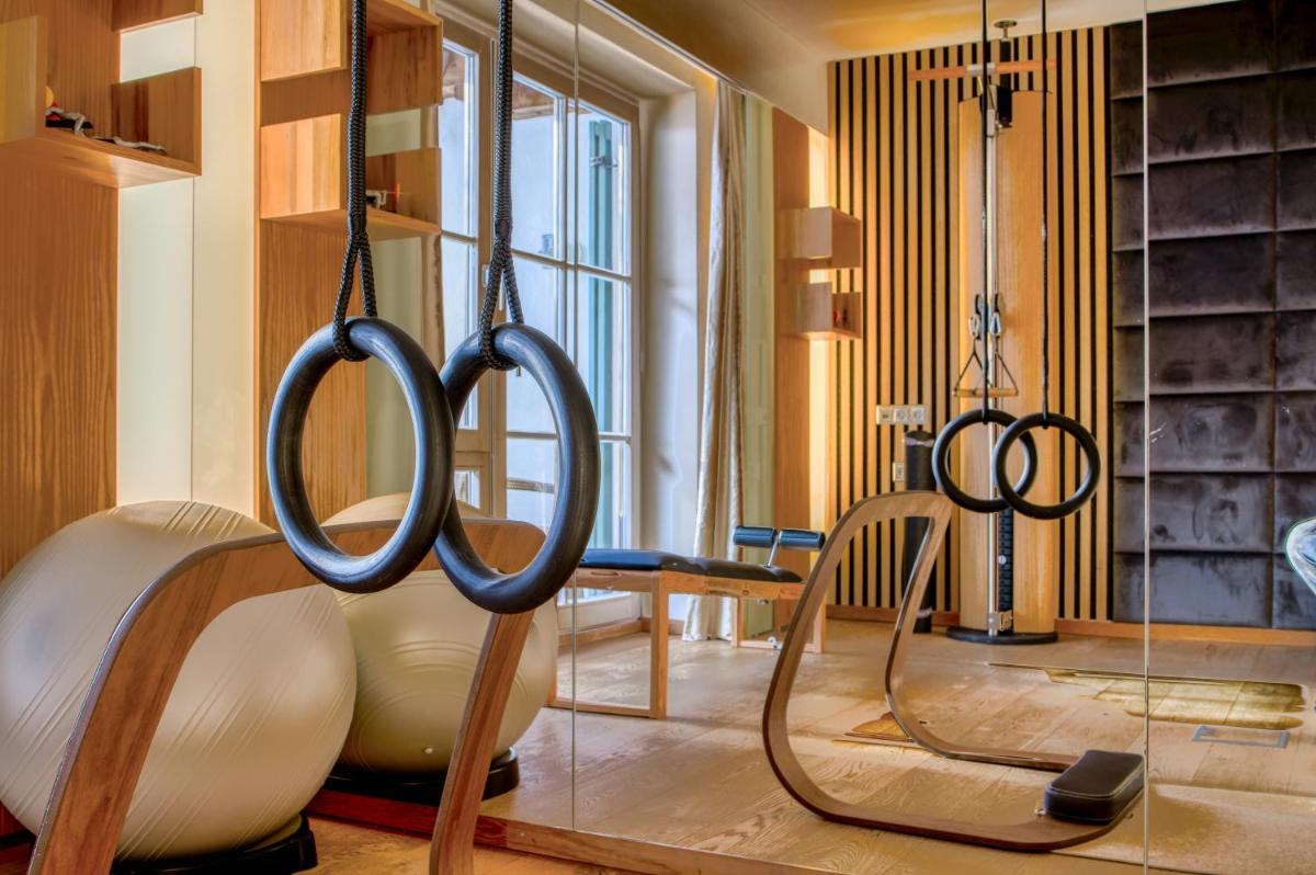 Zimmer mit 2 Stühlen und einer Schaukel in der Unterkunft Hotel Maximilian in Oberammergau