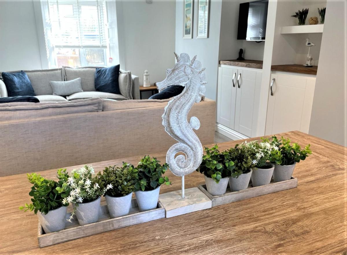 The Little Seahorse - Newly Renovated Cottage 5mins Walk The Beach with Hot Tub - Housity