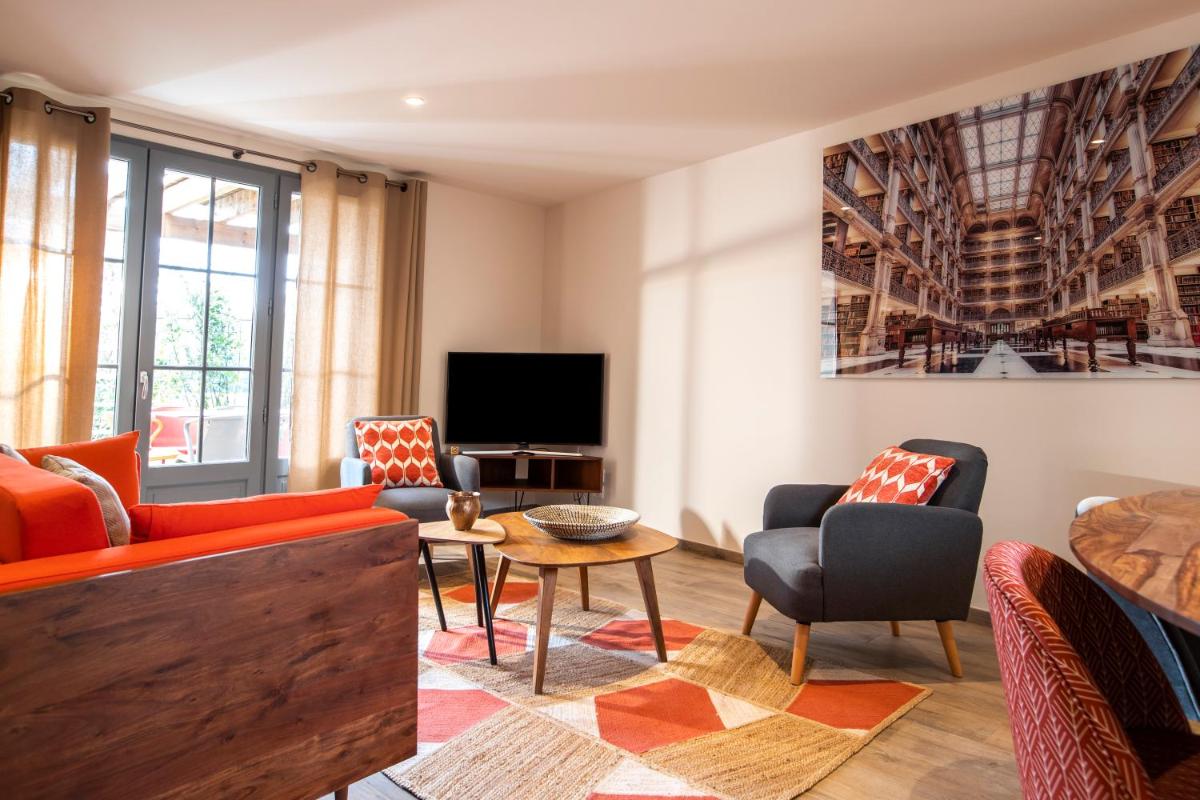 Télévision ou salle de divertissement dans l'établissement Hotel Clos Castel Villas Spa