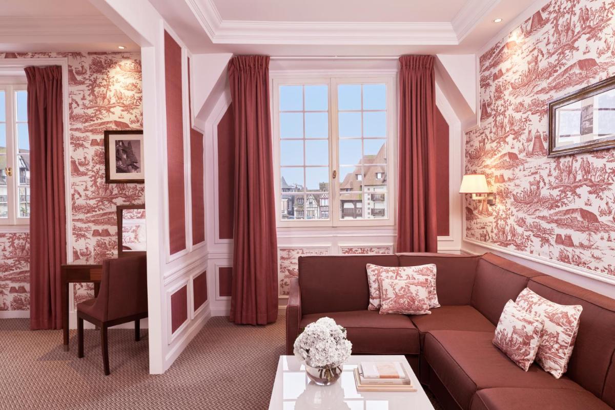 Coin salon dans l'établissement Hôtel Barrière Le Normandy