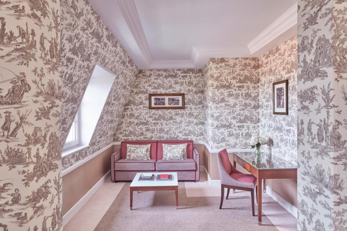 Coin salon dans l'établissement Hôtel Barrière Le Normandy