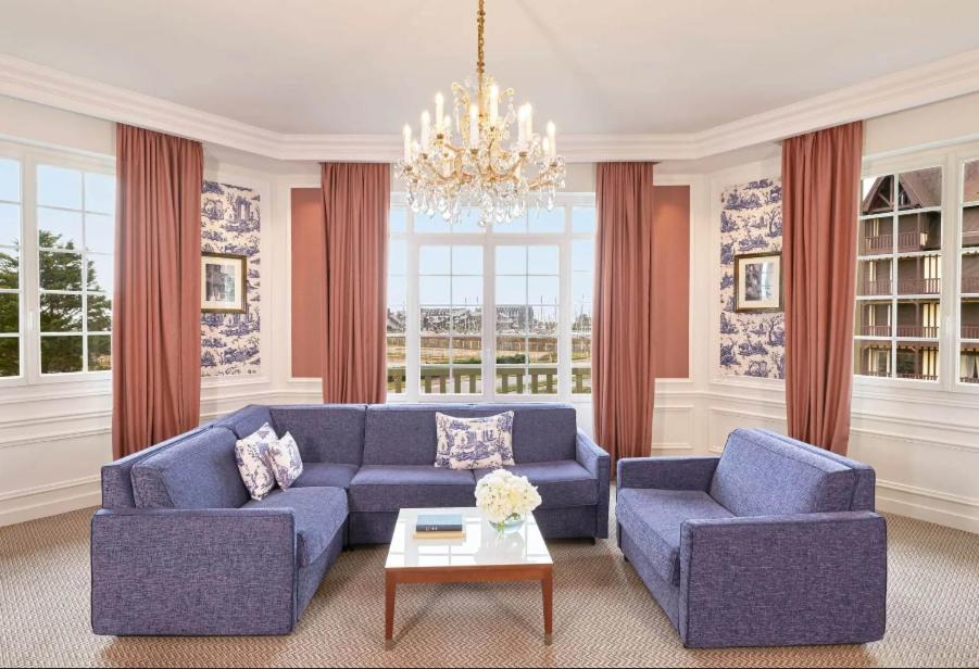 Coin salon dans l'établissement Hôtel Barrière Le Normandy