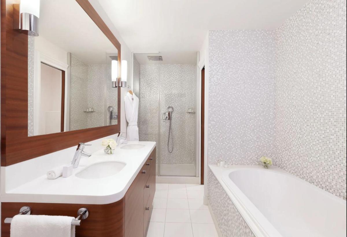 Salle de bains dans l'établissement Hôtel Barrière Le Normandy