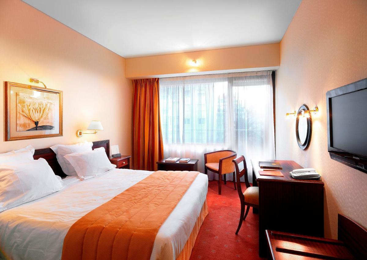 Télévision ou salle de divertissement dans l'établissement Splendid Hotel & Spa Nice