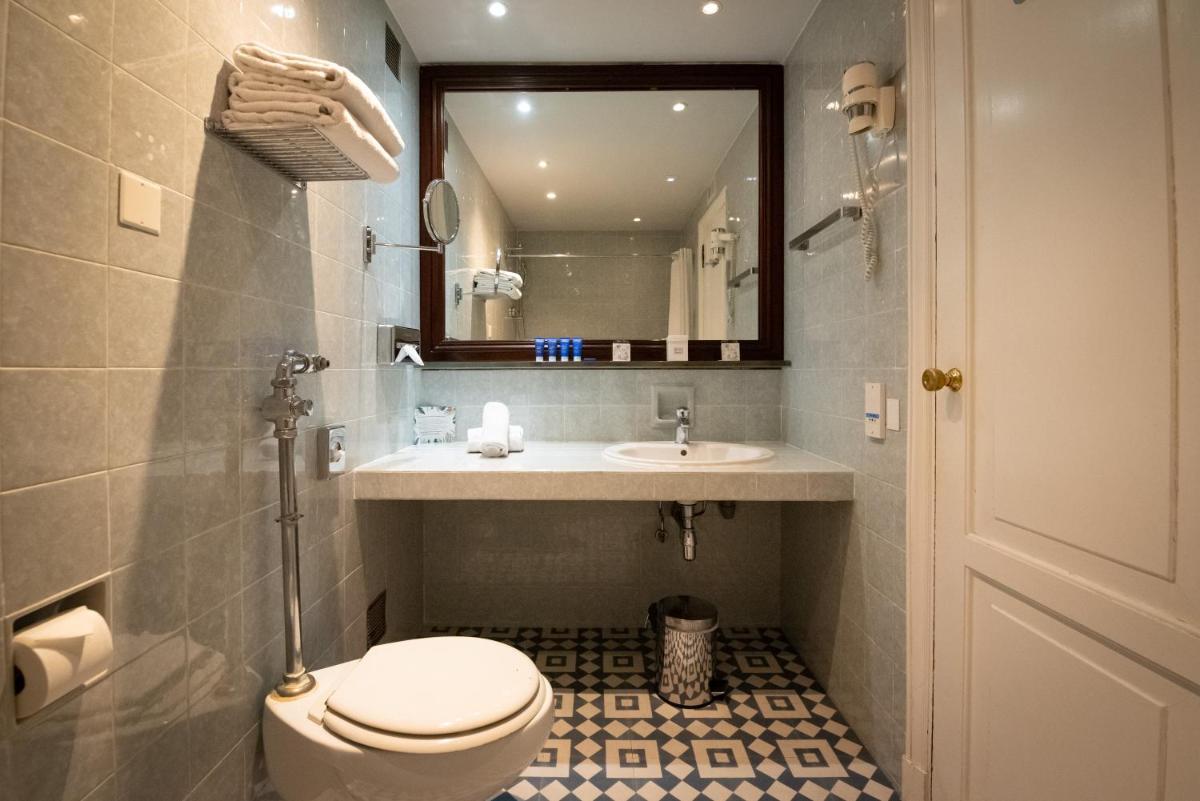 Salle de bains dans l'établissement Splendid Hotel & Spa Nice