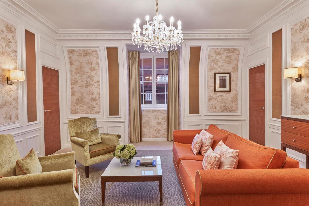 Coin salon dans l'établissement Hôtel Barrière Le Normandy