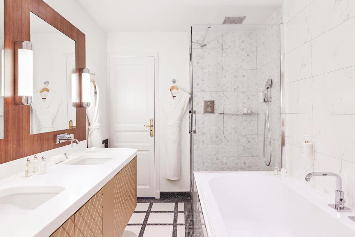 Salle de bains dans l'établissement Hôtel Barrière Le Normandy