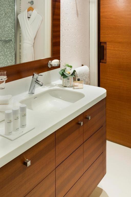 Salle de bains dans l'établissement Hôtel Barrière Le Normandy