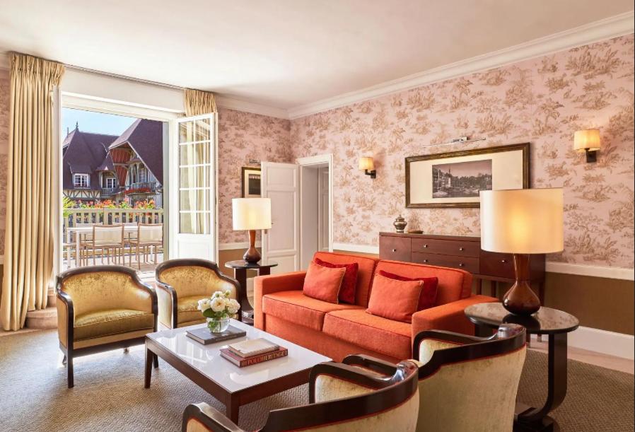 Coin salon dans l'établissement Hôtel Barrière Le Normandy