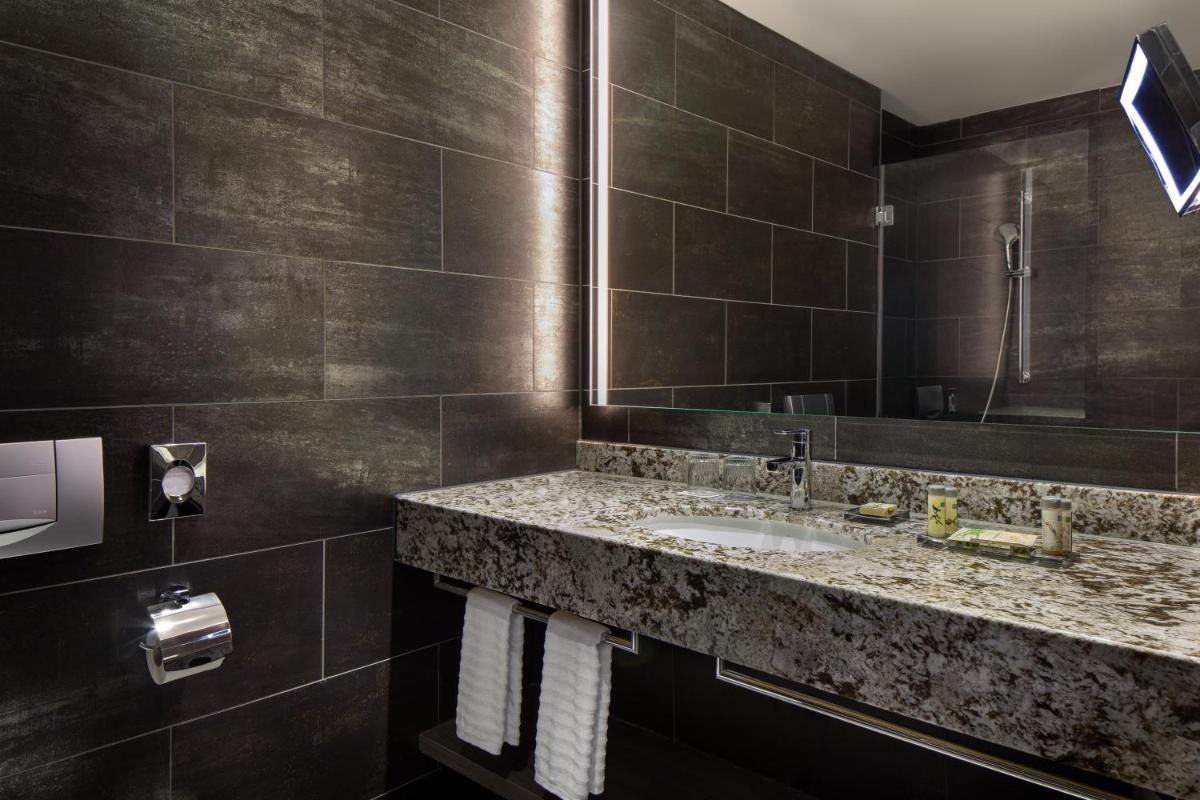 Ein Badezimmer in der Unterkunft Renaissance Hamburg Hotel