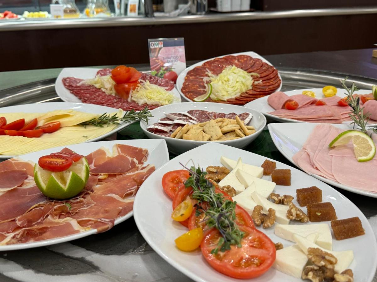 Comida en o cerca de este hotel