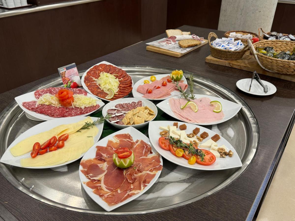 Comida en o cerca de este hotel