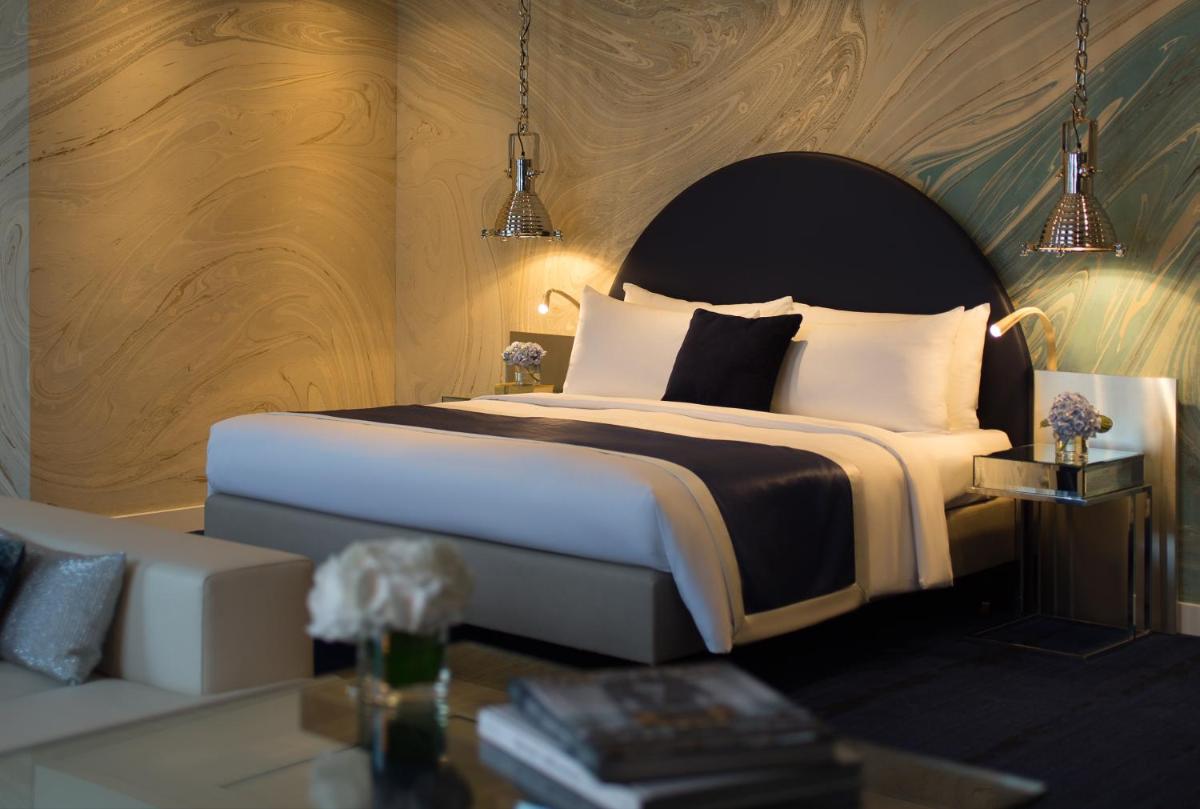 Ein Bett oder Betten in einem Zimmer der Unterkunft Renaissance Hamburg Hotel