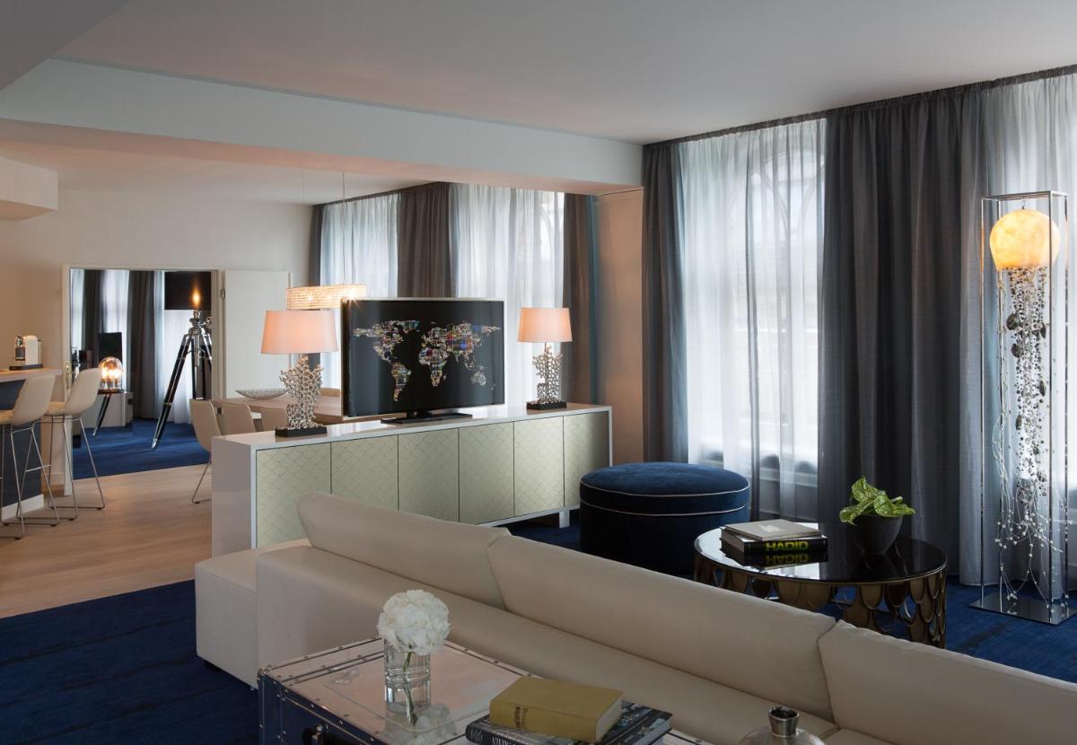Ein Sitzbereich in der Unterkunft Renaissance Hamburg Hotel