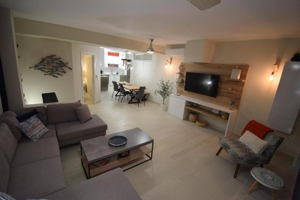 Beach House Varkiza - Housity