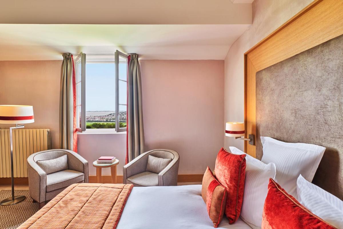 Coin salon dans l'établissement Hôtel Barrière L'Hôtel du Golf