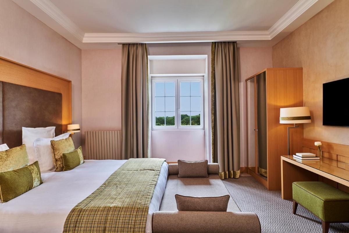 Un ou plusieurs lits dans un hébergement de l'établissement Hôtel Barrière L'Hôtel du Golf