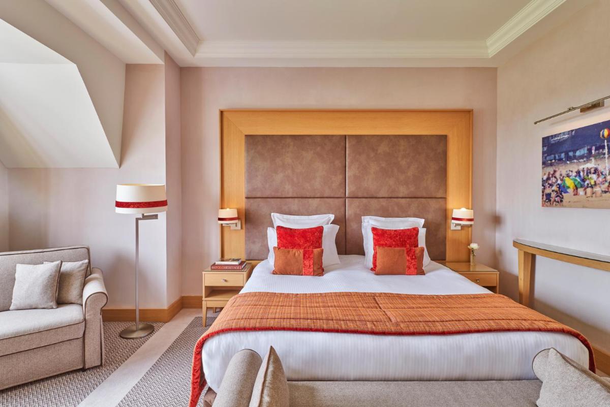 Un ou plusieurs lits dans un hébergement de l'établissement Hôtel Barrière L'Hôtel du Golf