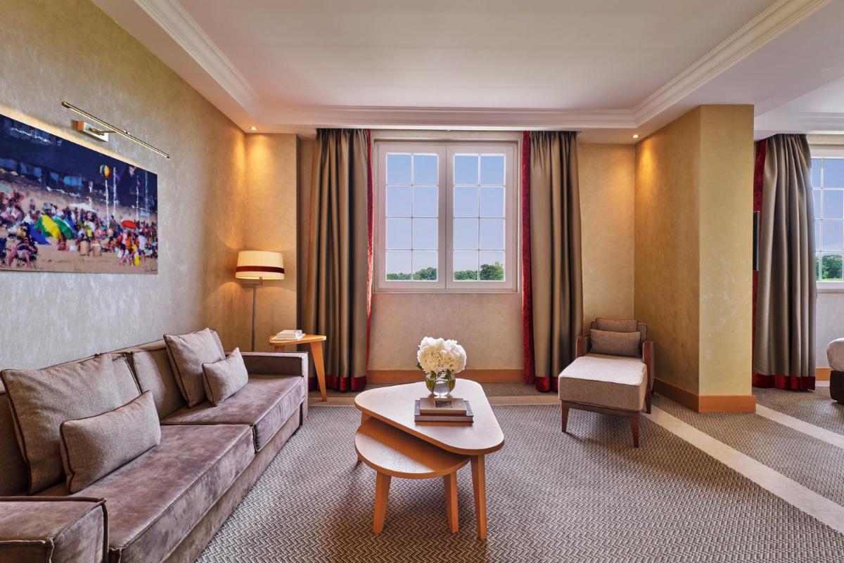 Coin salon dans l'établissement Hôtel Barrière L'Hôtel du Golf