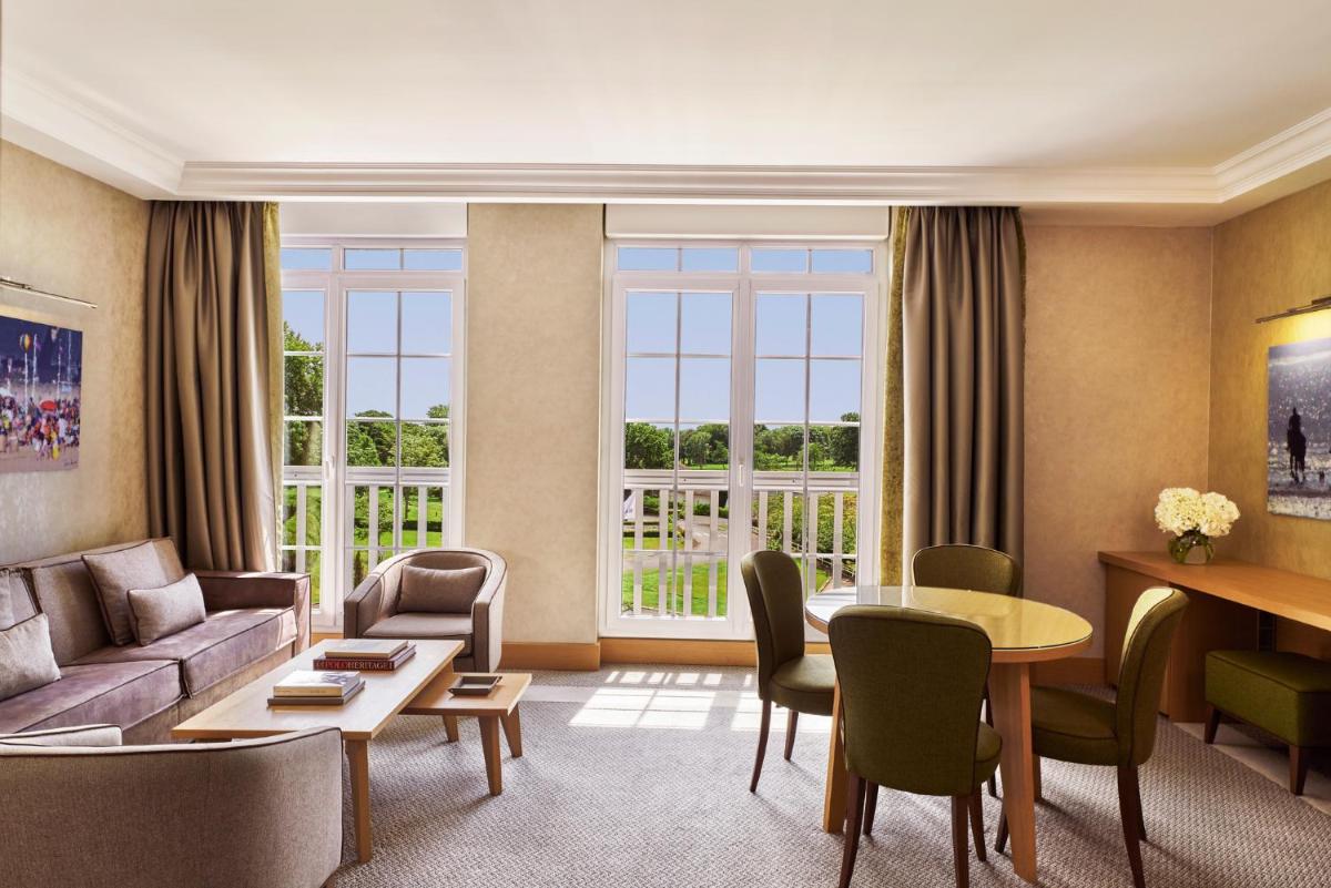Coin salon dans l'établissement Hôtel Barrière L'Hôtel du Golf