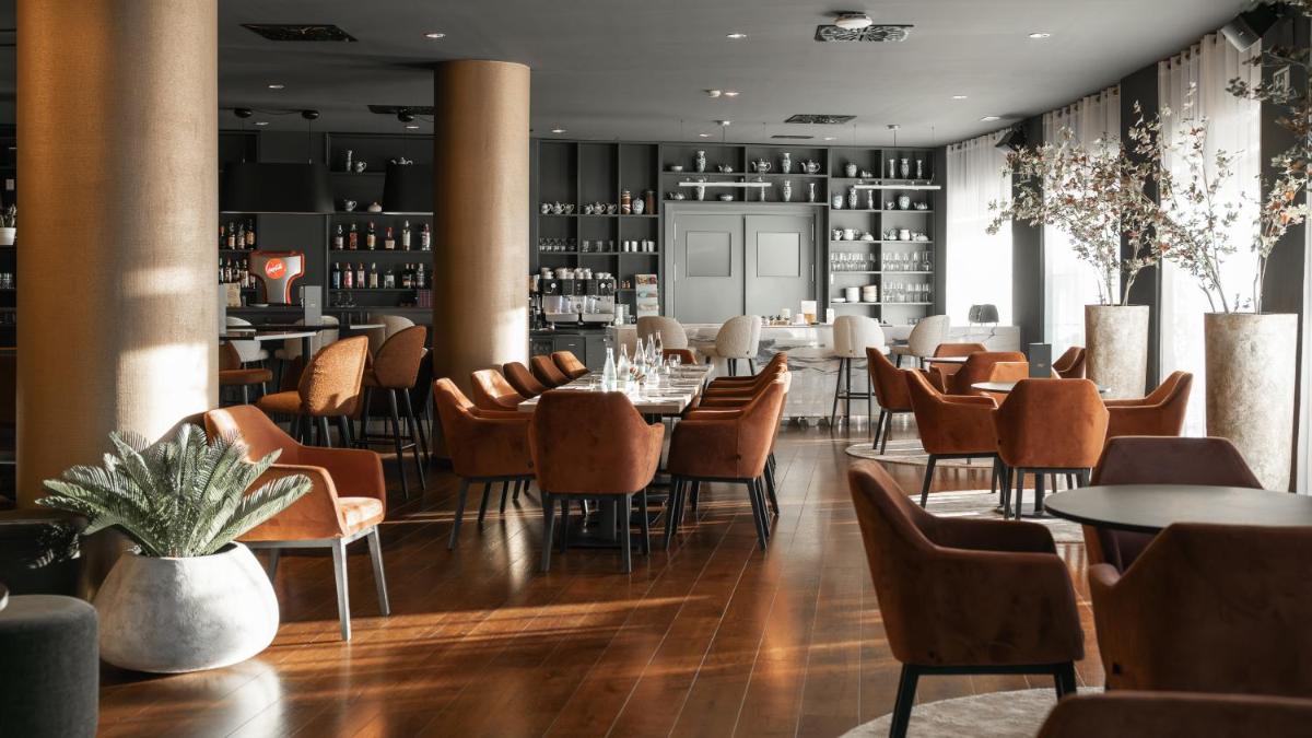 Un restaurante o sitio para comer en Ama Islantilla Resort