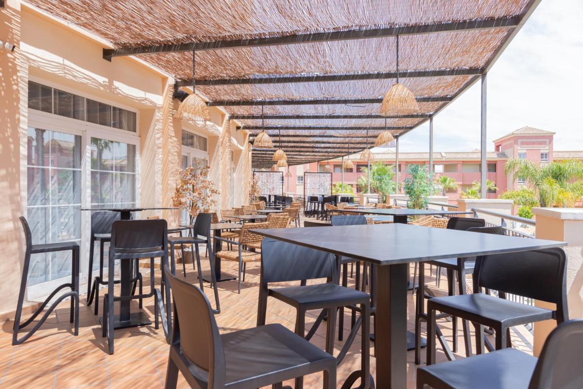 Un restaurante o sitio para comer en Ama Islantilla Resort