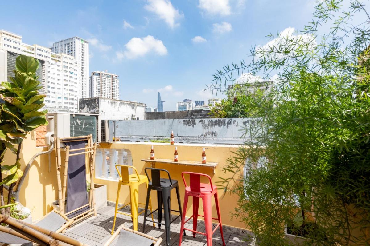 Saigon Authentic Hostel - Daily Walking Morning City Tour, Fresh Daily Breakfast, Gym & Rooftop Billiard - Housity