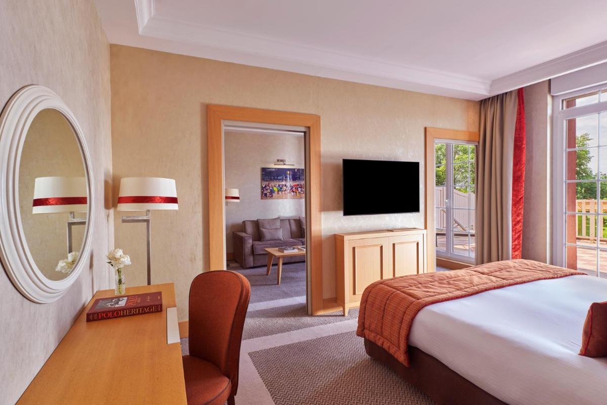 Télévision ou salle de divertissement dans l'établissement Hôtel Barrière L'Hôtel du Golf