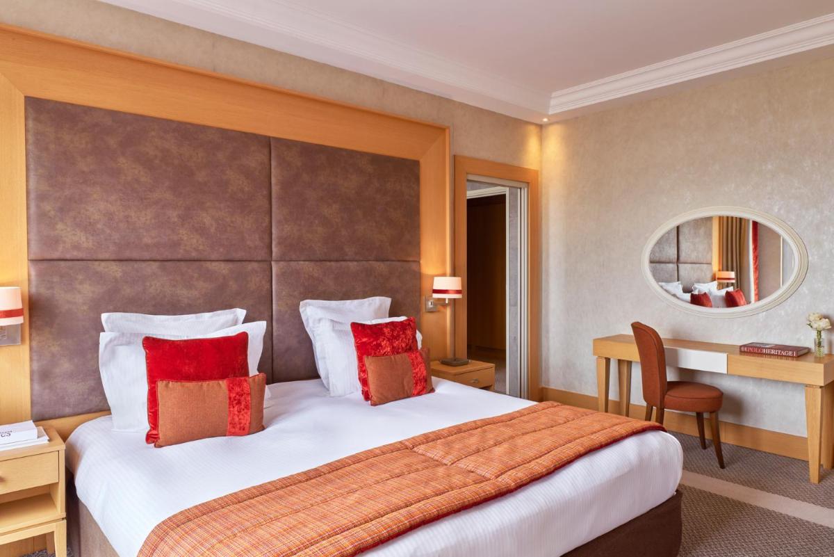 Un ou plusieurs lits dans un hébergement de l'établissement Hôtel Barrière L'Hôtel du Golf