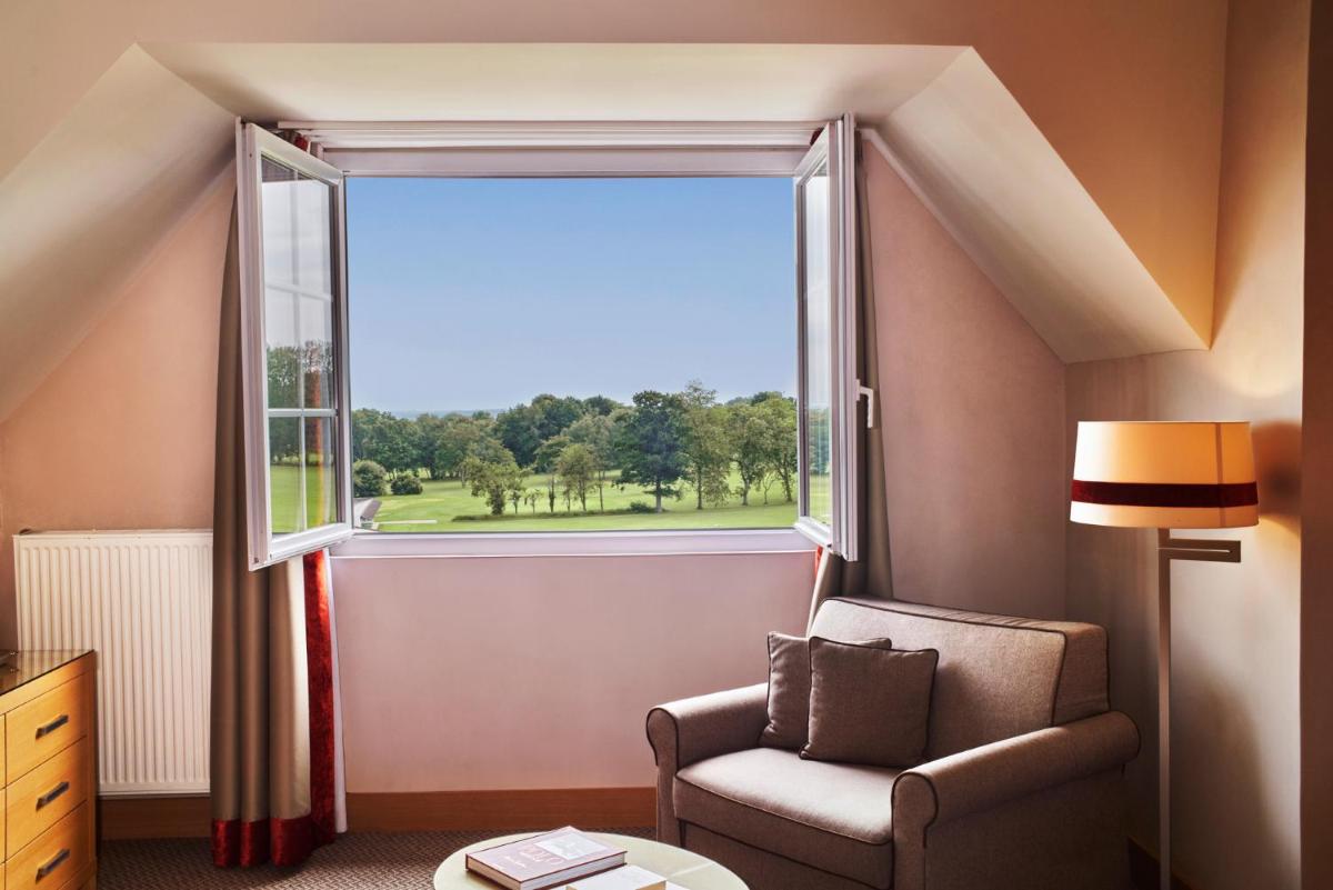 Coin salon dans l'établissement Hôtel Barrière L'Hôtel du Golf