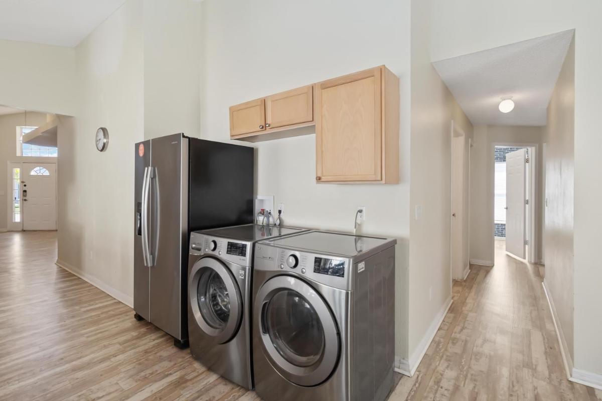 Beautiful 5-5 Bedroom Home!!! - Housity