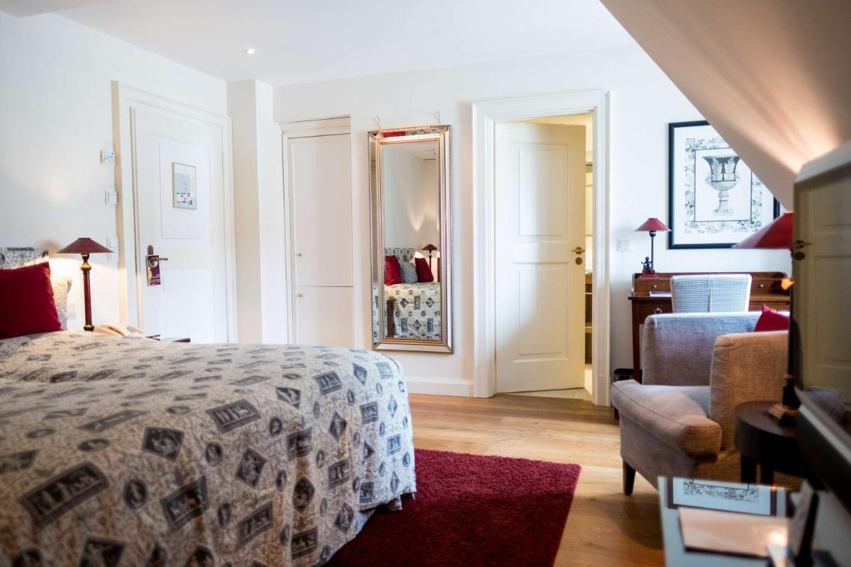 Ein Bett oder Betten in einem Zimmer der Unterkunft Schlosshotel Münchhausen