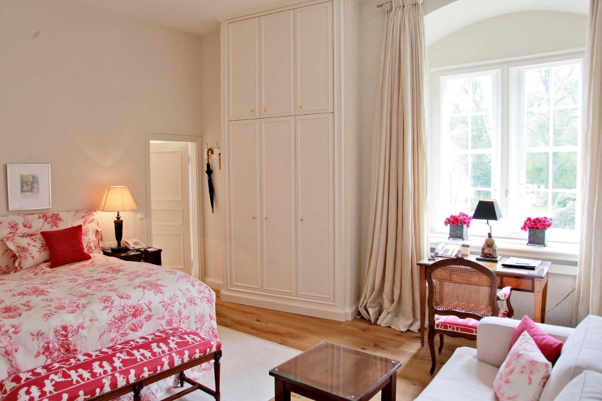 Ein Bett oder Betten in einem Zimmer der Unterkunft Schlosshotel Münchhausen