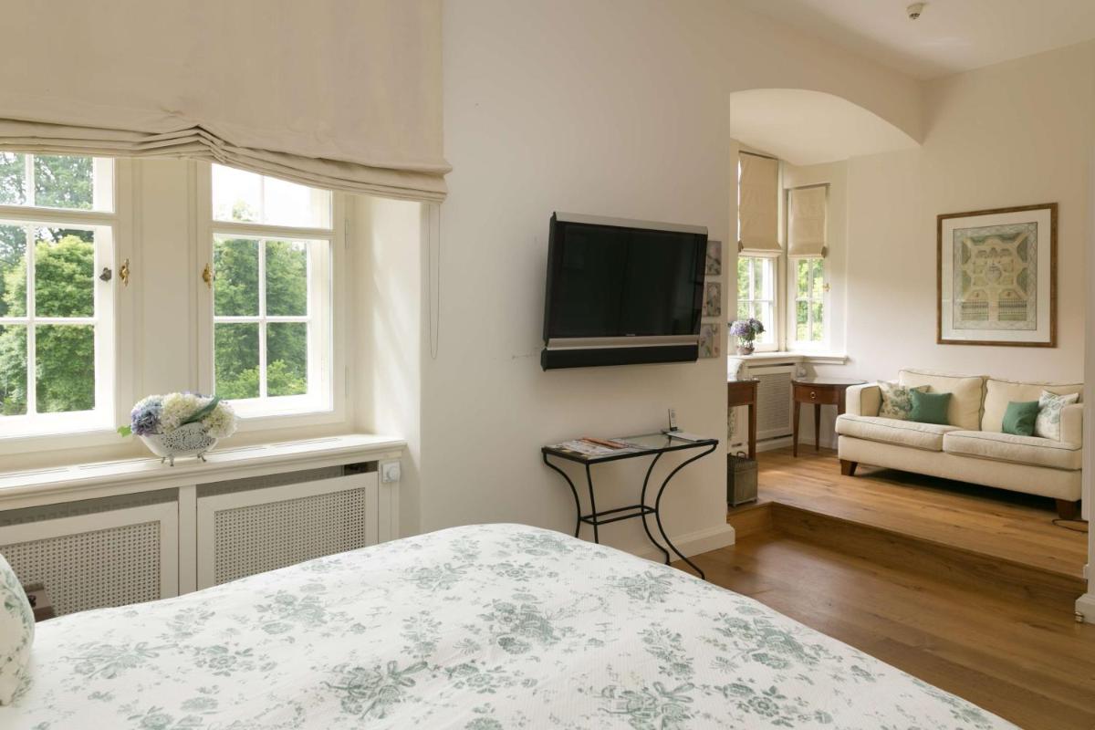 Ein Bett oder Betten in einem Zimmer der Unterkunft Schlosshotel Münchhausen