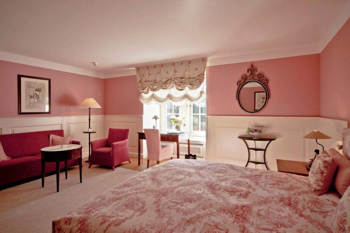 Ein Bett oder Betten in einem Zimmer der Unterkunft Schlosshotel Münchhausen