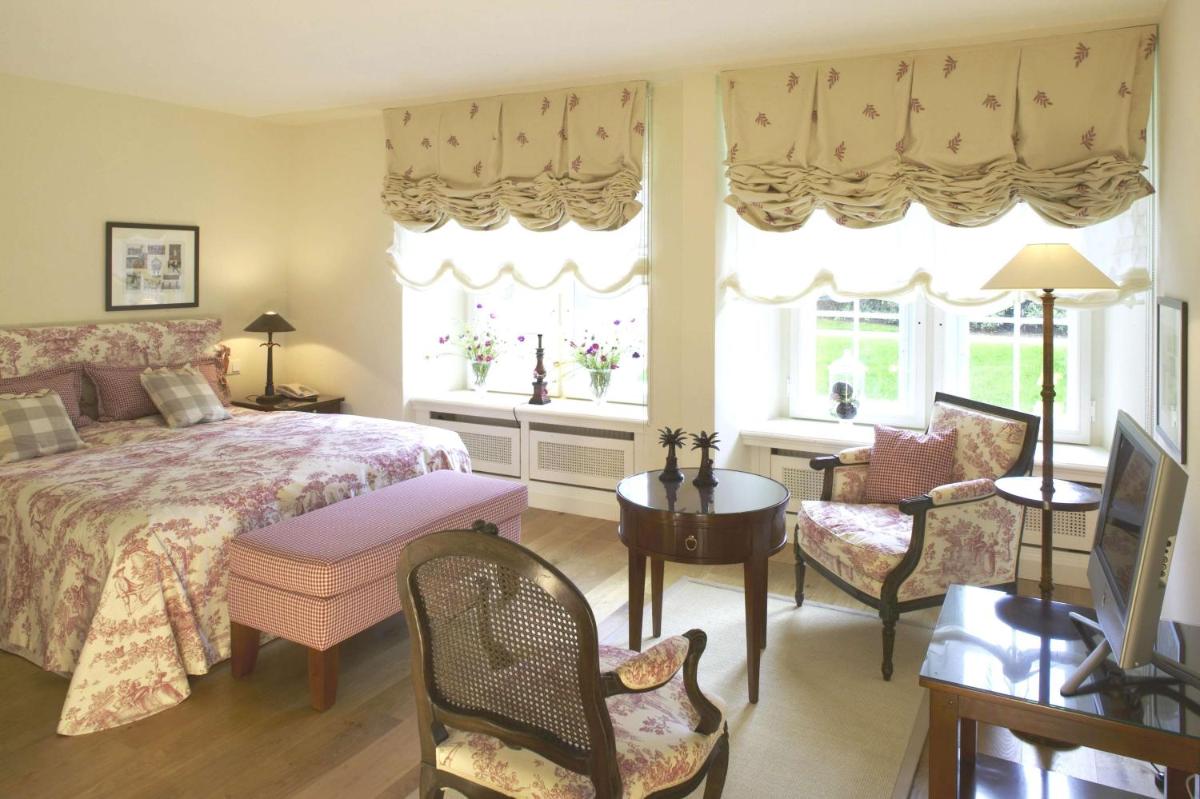 Ein Bett oder Betten in einem Zimmer der Unterkunft Schlosshotel Münchhausen