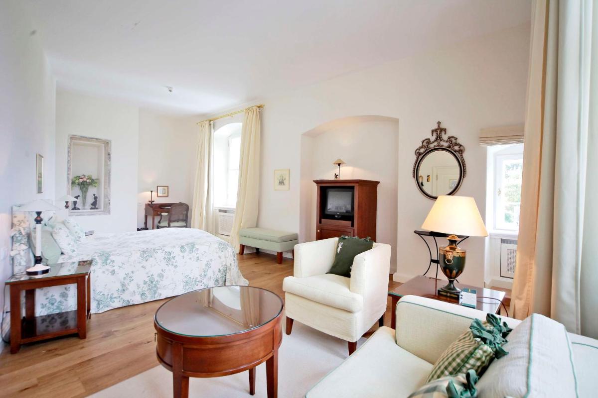 Ein Bett oder Betten in einem Zimmer der Unterkunft Schlosshotel Münchhausen