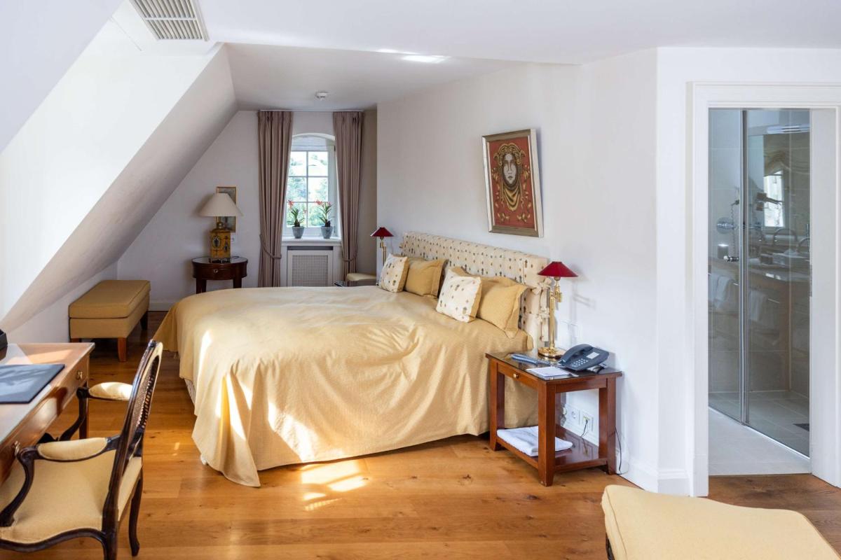 Ein Bett oder Betten in einem Zimmer der Unterkunft Schlosshotel Münchhausen