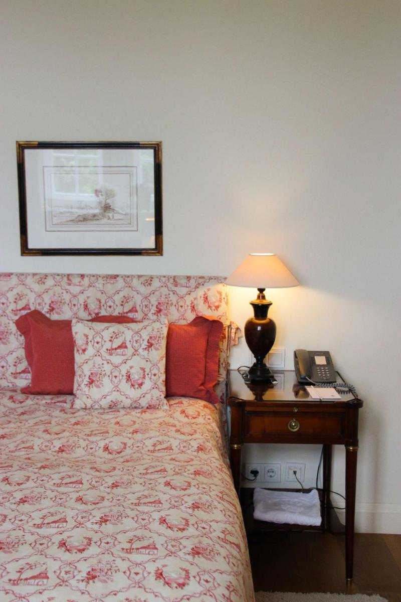 Ein Bett oder Betten in einem Zimmer der Unterkunft Schlosshotel Münchhausen