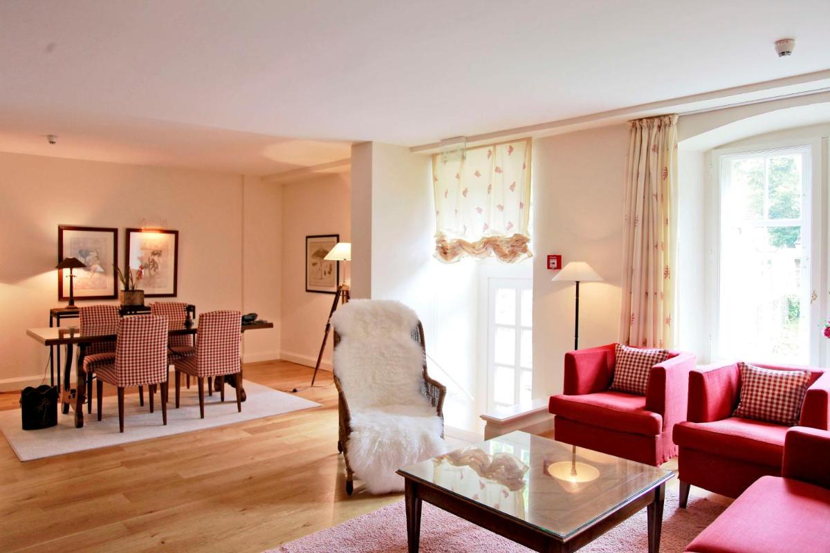Ein Sitzbereich in der Unterkunft Schlosshotel Münchhausen